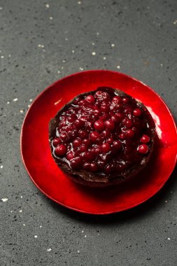 Koyu arkaplanda böğürtlen reçelli lezzetli çikolatalı tatlı.