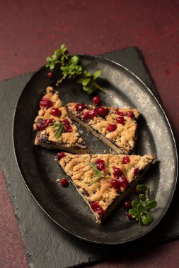 Yaban mersini reçelli lezzetli çörekler, koyu renkli bir tepside.