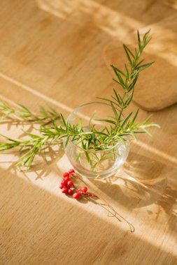 Güneşli bir sabahta ahşap bir masada biberiye ve limon çileği. Noel yemekleri için süslemeler