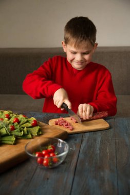 Noel yemeği panosu. Domates ve sosisle süslenmiş ıspanaklı krepten yapılmış Noel ağacı..