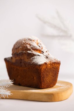 Ahşap bir tahta üzerinde pudra şekerli nefis bir Noel keki.