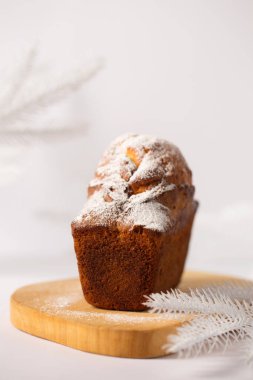 Biberiye ve böğürtlenlerle süslenmiş pudra şekerli lezzetli Noel keki.