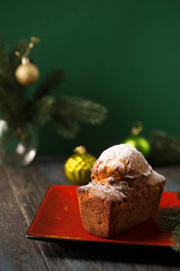 Biberiye ve böğürtlenlerle süslenmiş pudra şekerli lezzetli Noel keki.