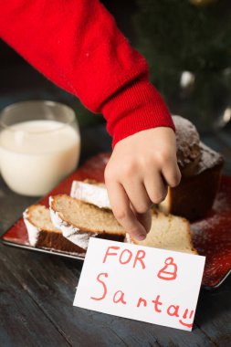 Küçük bir çocuk Noel Baba 'ya bir not yazar ve bir hediye hazırlar.