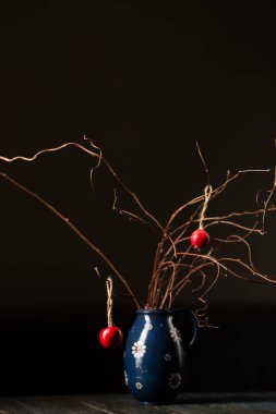 Karanlık bir arka planda Noel için odayı dekore etmek için minimalist bir ekolojik buket.