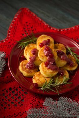 Biberiye ve kızılcıkla süslenmiş leziz peynirli krep. Ev yapımı Noel tatlısı.