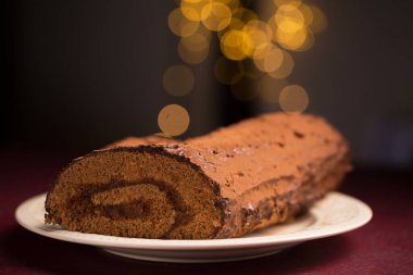 Geleneksel Noel tatlısı, bayram için süslenmiş 