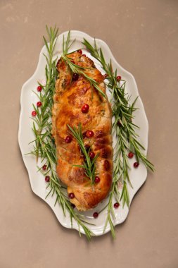 Mantarla doldurulmuş hindi fileto, kızılcık ve biberiyeyle doldurulmuş peynir.