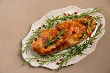 Mantarla doldurulmuş hindi fileto, kızılcık ve biberiyeyle doldurulmuş peynir.