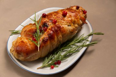 Mantarla doldurulmuş hindi fileto, kızılcık ve biberiyeyle doldurulmuş peynir.