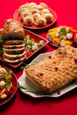 Geleneksel Noel yemekleri masada. Mantarlı Wellington, hindi dolması, biber dolması.