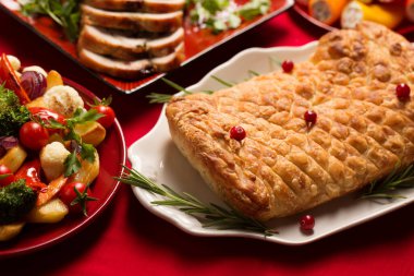 Geleneksel Noel yemekleri masada. Mantarlı Wellington, hindi dolması, biber dolması.