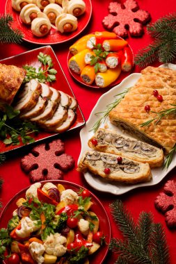 Geleneksel Noel yemekleri masada. Mantarlı Wellington, hindi dolması, biber dolması.