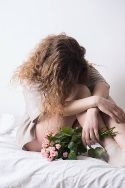 Kırmızı balonlu neşeli genç adam, açık havada. Sevgililer Günü konsepti