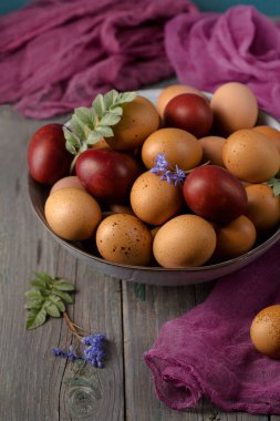 Ahşap arka planda bir kasede yumurtalarla sakin bir hayat.