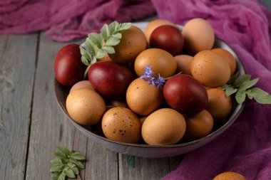 Ahşap arka planda bir kasede yumurtalarla sakin bir hayat.