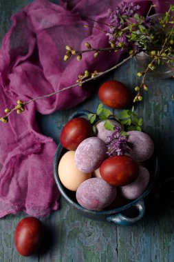 Ahşap arka planda mavi bir kasede yumurtalarla dolu, kırsal bir hayat.