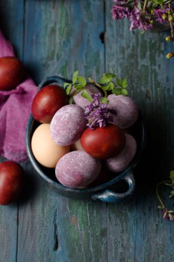 Ahşap arka planda mavi bir kasede yumurtalarla dolu, kırsal bir hayat.