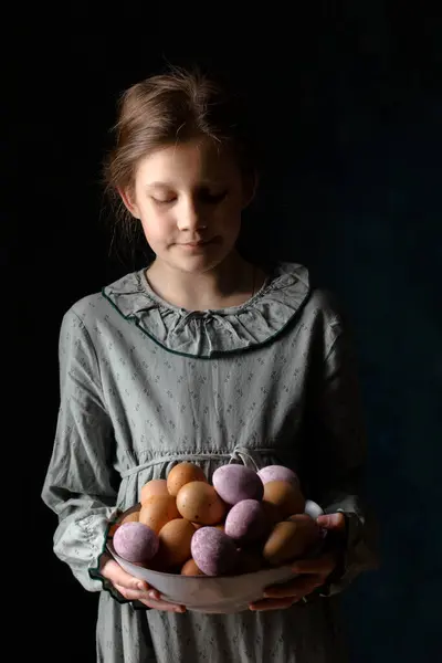 Девушка Винтажном Платье Держит Большую Миску Крашеными Яйцами Деревенском Стиле Стоковое Фото