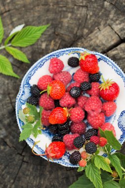Olgun ahududu, çilek ve böğürtlen.