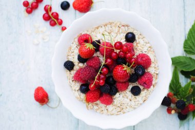 Beyaz kasede yulaf ezmesi ve böğürtlen