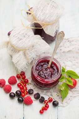 Yaz bahçesindeki kavanozda lezzetli çilek reçeli