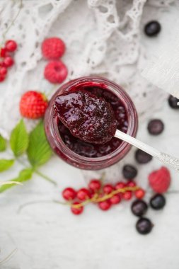 Yaz bahçesindeki kavanozda lezzetli çilek reçeli