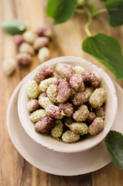 Lezzetli beyaz dut tabağında