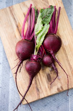 Taze organik pancarlar, üstleri kâsede.