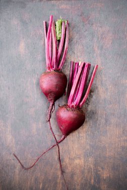 Taze organik pancarlar, üstleri kâsede.