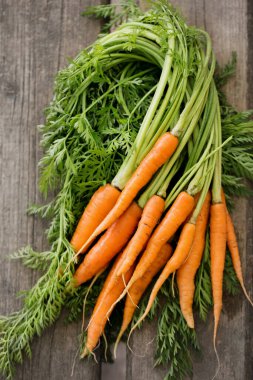 Yeşil başlıklı taze sulu çiftlik havucu.