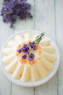 Kremalı, karamelli ve lavantalı jöle.