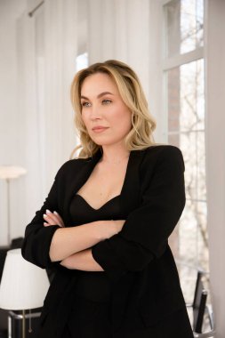 Ofiste siyah takım elbiseli bir iş kadınının portresi.