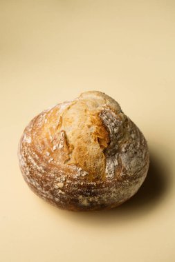 Lezzetli ev yapımı mayasız yuvarlak ekmek bej arka planda yanardağ şeklinde.