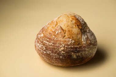 Lezzetli ev yapımı mayasız yuvarlak ekmek. Tahta bir tahtanın üzerinde volkan şeklinde.