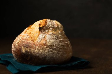 Lezzetli ev yapımı mayasız yuvarlak ekmek volkan şeklinde. Kırsal bir hayat sürüyor.