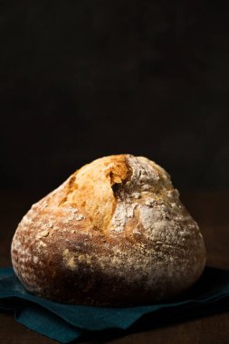 Lezzetli ev yapımı mayasız yuvarlak ekmek volkan şeklinde. Kırsal bir hayat sürüyor.