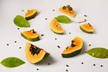 Beyaz arka planda olgun papaya parçalarından yapılmış meyve arkaplanı