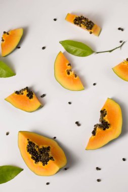 Beyaz arka planda olgun papaya parçalarından yapılmış meyve arkaplanı