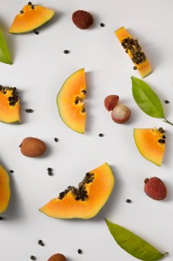 Beyaz arka planda olgun papaya parçalarından yapılmış meyve arkaplanı
