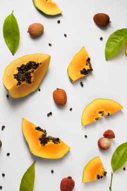 Beyaz arka planda olgun papaya parçalarından yapılmış meyve arkaplanı