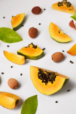 Beyaz arka planda olgun papaya parçalarından yapılmış meyve arkaplanı