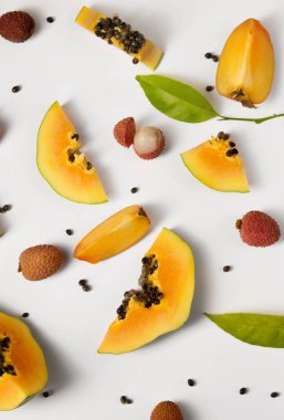 Beyaz arka planda olgun papaya parçalarından yapılmış meyve arkaplanı