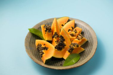 Çeşitli tropik meyvelerle dilimlenmiş büyük bir tabak. 