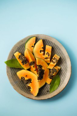 Çeşitli tropik meyvelerle dilimlenmiş büyük bir tabak. 