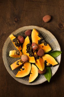 Çeşitli tropik meyvelerle dilimlenmiş büyük bir tabak. 