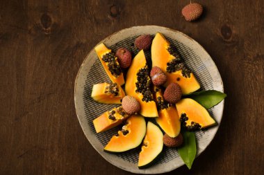 Çeşitli tropik meyvelerle dilimlenmiş büyük bir tabak. 