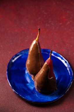 Fransız armudu armudu ve çikolata jöleli, minimalist, sade fotoğraf.