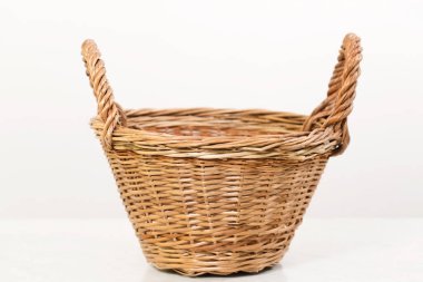 Boş hasır sepet, arka planda iki tutacağı var, düşük açılı çekim..