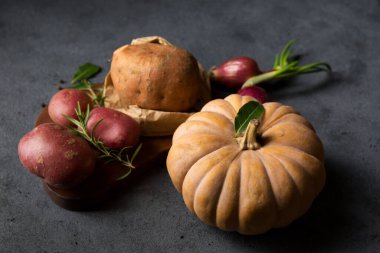 Durgun hayat balkabağı, tatlı patates ve soğan. Krema çorbası için sonbahar sebzeleri
